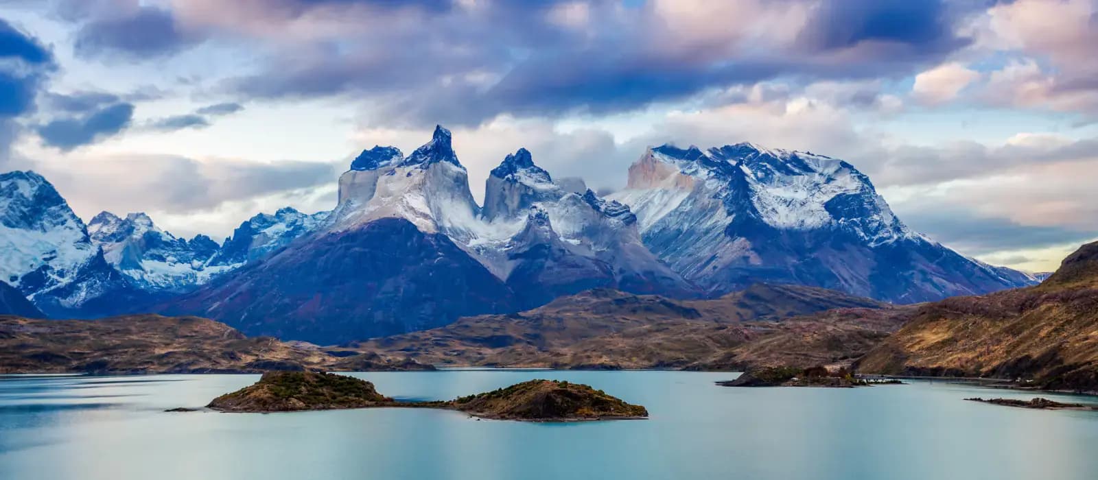 El macizo del Paine reflejado en el lago