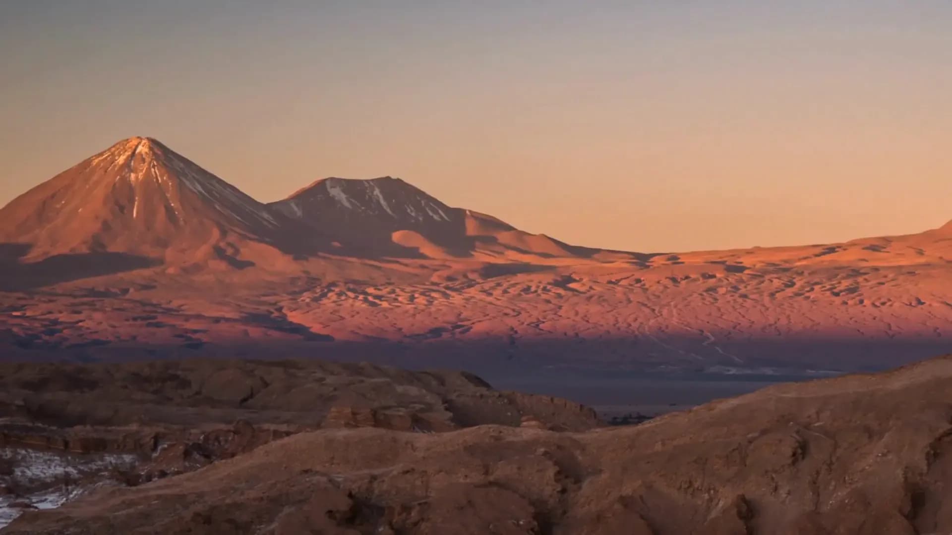 El volcán Licancabur al atardecer, en el desierto de Atacama