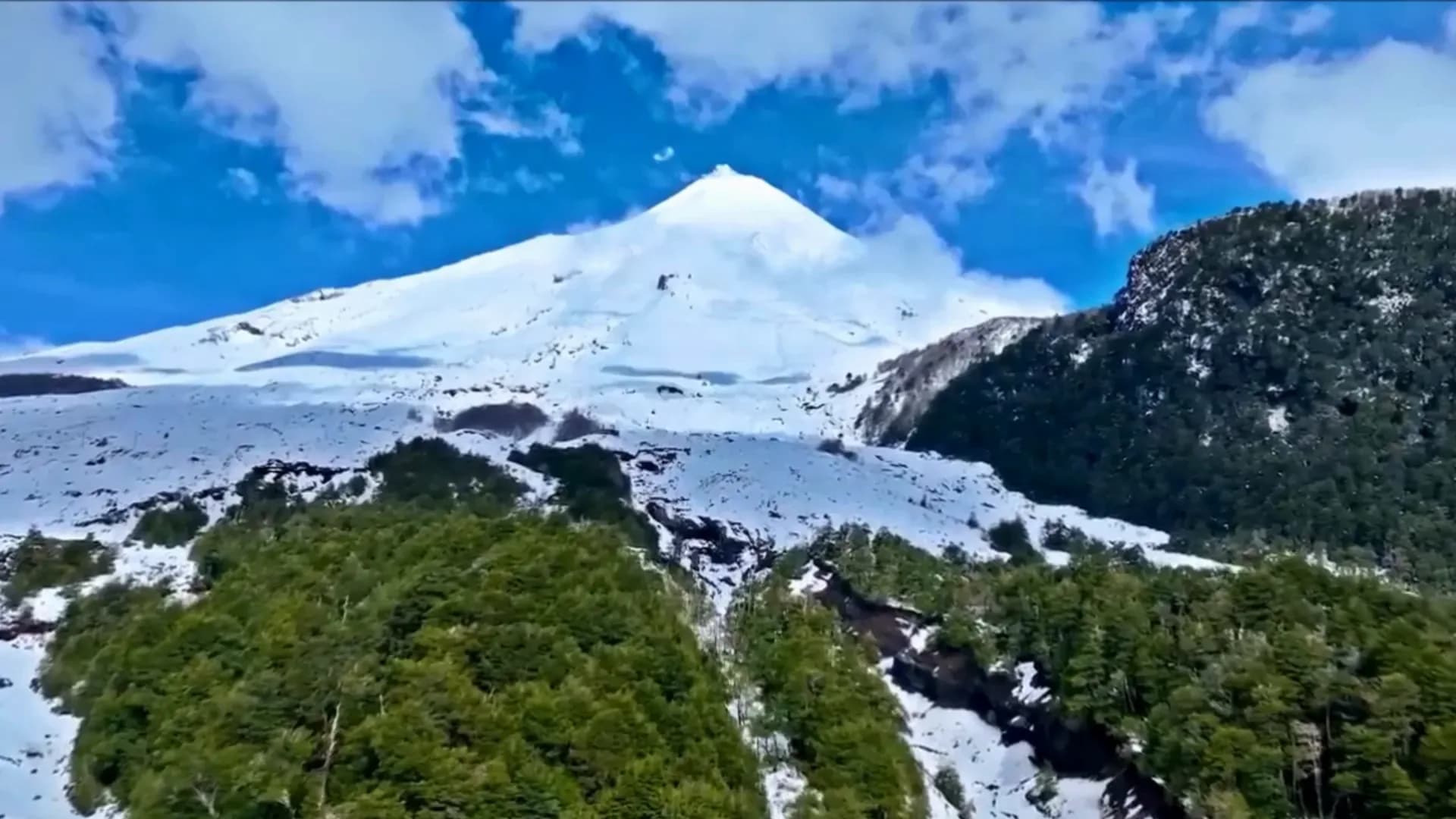 El volcán Villarrica nevado, visto desde Pucón